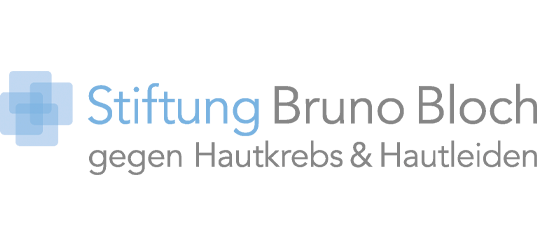 Logo der Stiftung, mehrheitlich Text und vier blaue Quadrate